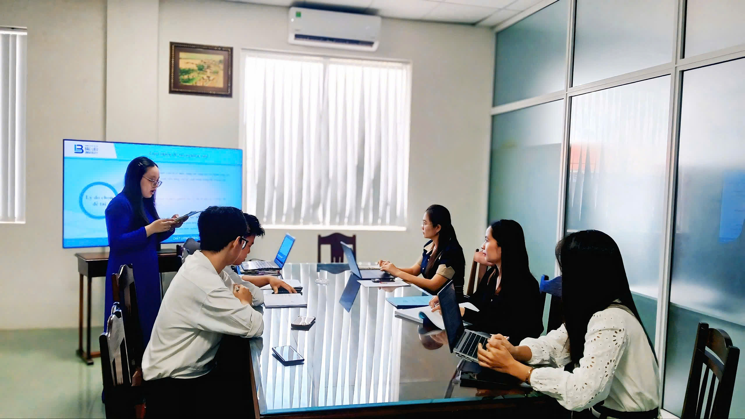Description: E:\THUY LINH\BAN TIN PHONG QLKH-HTQT. THUY LINH\NAM 2026\THANG 8\NCKH SV KHOA KT\BAO NGHI\1787721009223_8583920936500992726_8583920936500992726_h.jpg